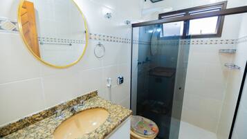 Family Apartment | Bathroom | Shower, rainfall showerhead