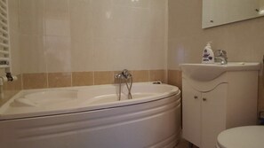 Studio Apartment with Lake View  | Baño | Tina, tina profunda, amenidades de baño gratuitas, secadora de cabello 