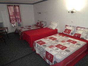 Familiekamer | Individueel gedecoreerd, individueel gemeubileerd, een bureau