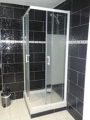 Bathroom shower - Phoenix Hôtel (Béziers)