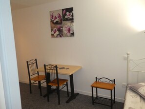 Triple Room | Individually decorated, individually furnished, desk, blackout drapes - Phoenix Hôtel (Béziers)