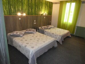 Quadruple Room | Individually decorated, individually furnished, desk, blackout drapes - Phoenix Hôtel (Béziers)