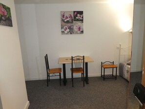 Driepersoonskamer | Individueel gedecoreerd, individueel gemeubileerd, een bureau