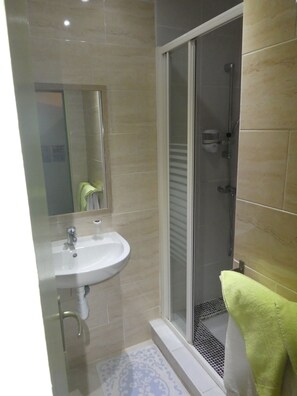 Shower, free toiletries, hair dryer, towels - Phoenix Hôtel (Béziers)