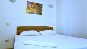 Apartment, 2 Bedrooms | 2 bedrooms, soundproofing, iron/ironing board, free WiFi - Masy MAMAIA Apartament (Constanta)