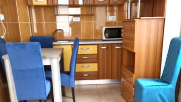 Apartament, 2 dormitoris | Sala d'estar | Televisor de pantalla plana