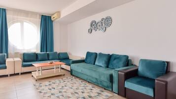 Apartament, 2 dormitoris | Sala d'estar | Televisor de pantalla plana