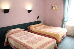 Comfort Double or Twin Room, Non Smoking, City View | 1 bedroom, individually decorated, individually furnished, desk - Hotel Saint-Charles (Lourdes)