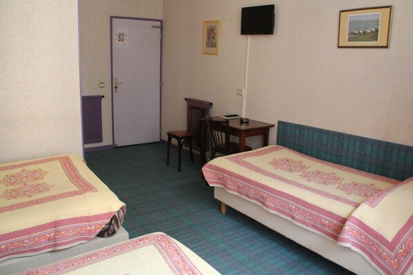 Triple Room | 1 bedroom, individually decorated, individually furnished, desk - Hotel Saint-Charles (Lourdes)