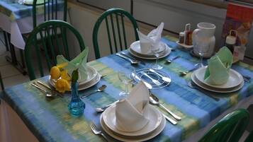 Daily continental breakfast (EUR 5 per person)