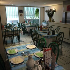 Lunch and dinner served - Hotel Saint-Charles (Lourdes)