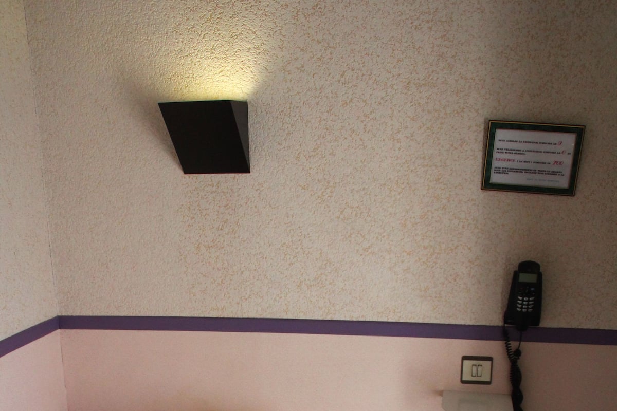 Quarto solteiro | 1 quarto, escrivaninha, espaço de trabalho para notebook