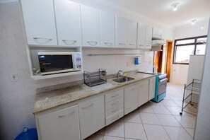 Apartamento familiar | Cocina privada | Frigorífico, microondas, horno y cafetera o tetera