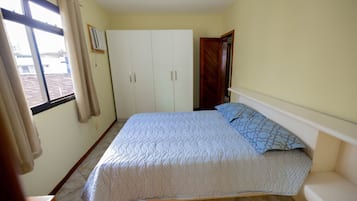 1 habitaciĂłn, cortinas blackout y tabla de planchar con plancha