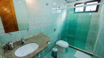 Apartament familiar | Bany | Dutxa i capçal de dutxa tipus cascada