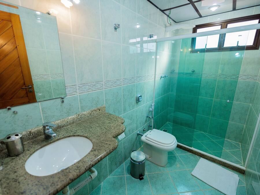 Ein Badezimmer mit Waschbecken, Toilette und Dusche.