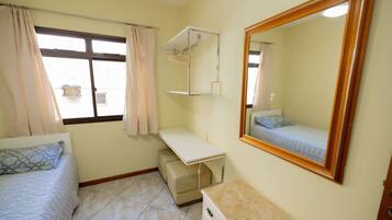 1 habitaciĂłn, cortinas blackout y tabla de planchar con plancha