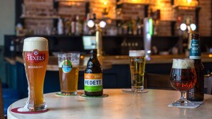 Un bar avec différents types de verres et des bouteilles de bière, notamment des marques comme Texels et Vedett.