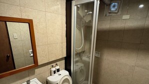 Ein Badezimmer mit Waschbecken, Toilette und einer Duschkabine.
