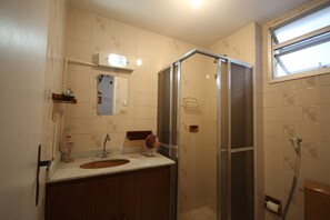 Standard Apartment, 1 Bedroom | Bathroom | Shower, towels