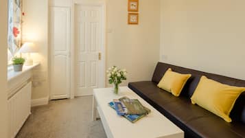 Double Room, Garden View | Living area