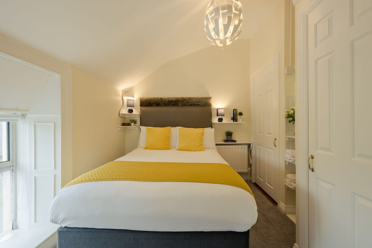 Budget Double room | Soundproofing, iron/ironing board, free WiFi, bed sheets