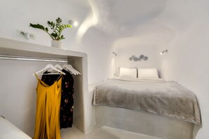 Villa, 2 Bedrooms, Sea View | 2 bedrooms, premium bedding, in-room safe, desk - Antrum Cave Villa (Santorini)