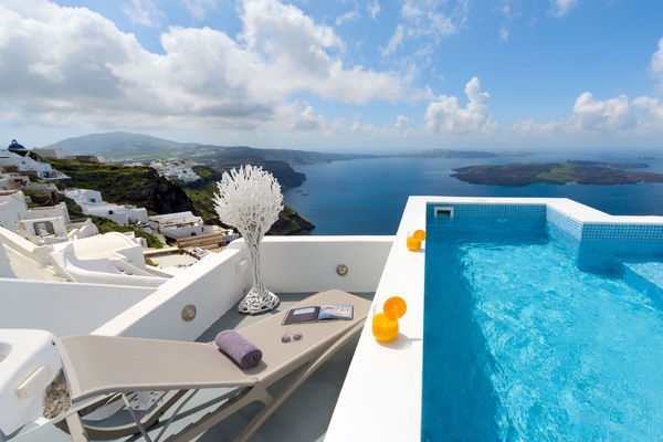 Una piscina a sfioro, una piscina in terrazza, ombrelloni da piscina