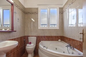 Deluxe Apartment, 2 Bedrooms | Bathroom