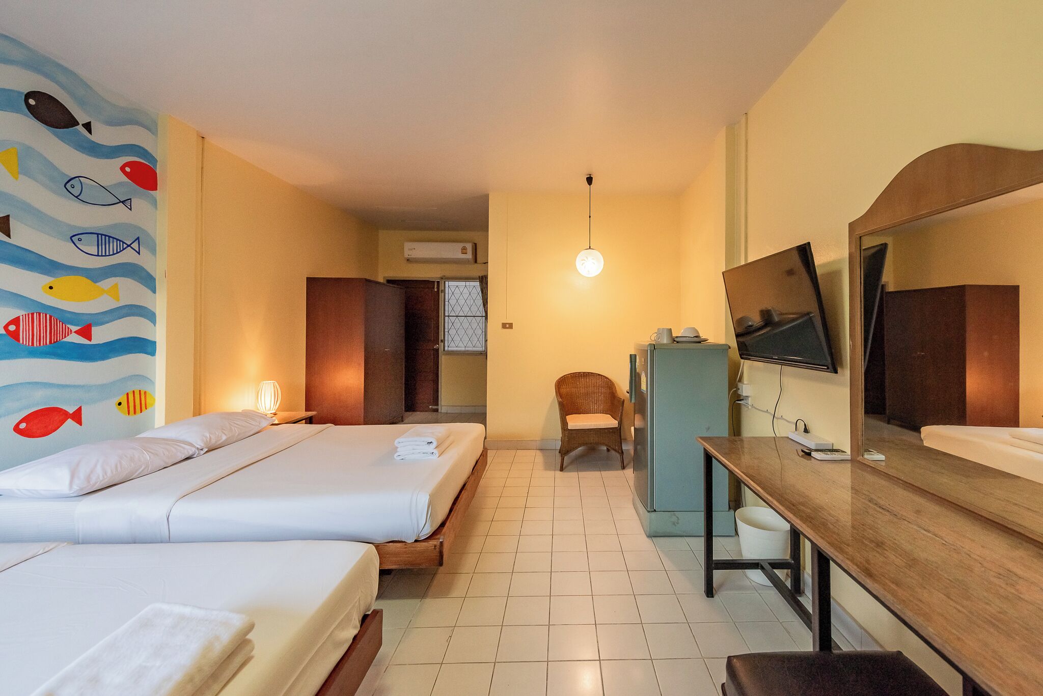 标准双床房, 2 间卧室 | 客房内保险箱、办公桌、隔音、免费 WiFi