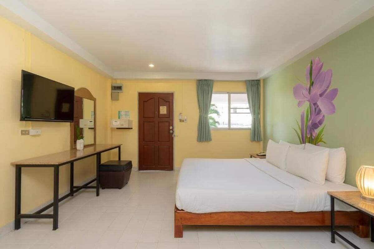 标准双人房 | 客房内保险箱、办公桌、隔音、免费 WiFi