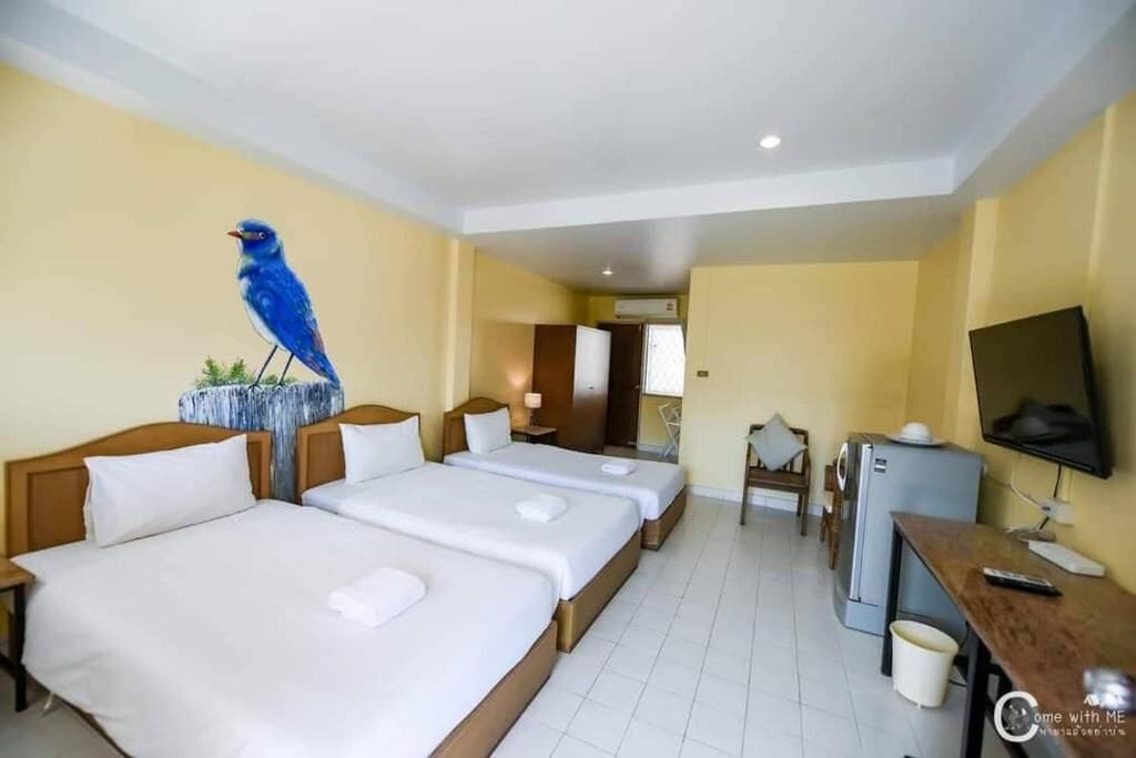 Standaard driepersoonskamer | Een kluis op de kamer, een bureau, geluiddichte muren, gratis wifi