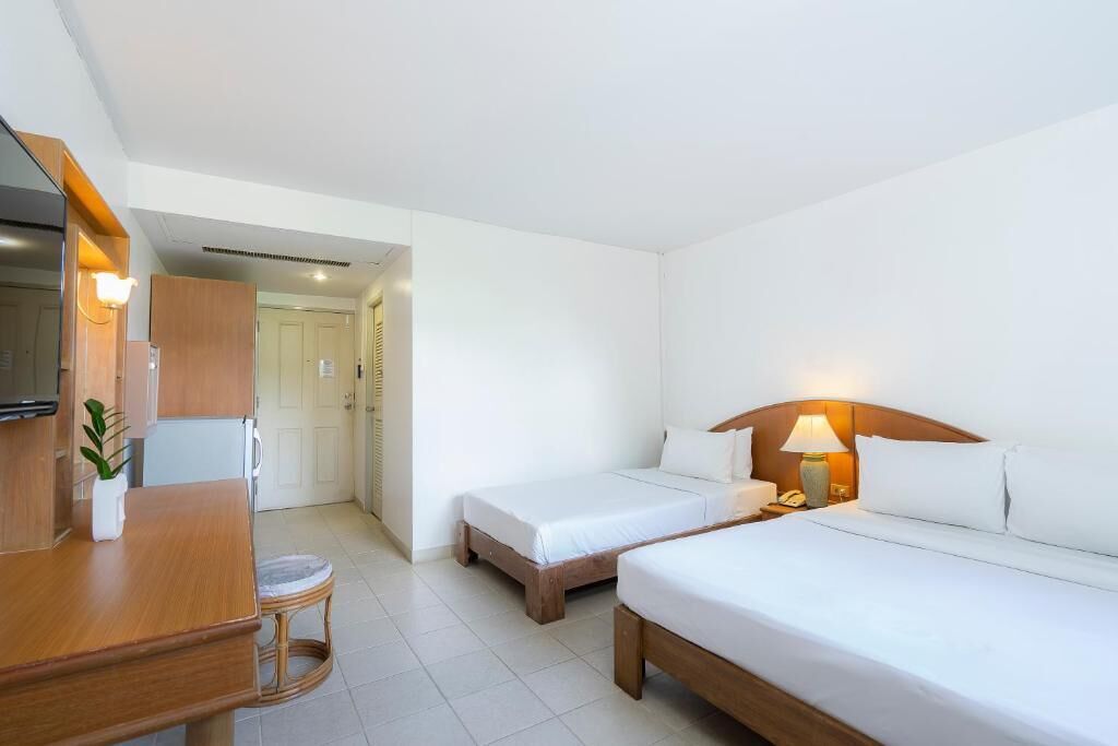 标准三人房 | 客房内保险箱、办公桌、隔音、免费 WiFi