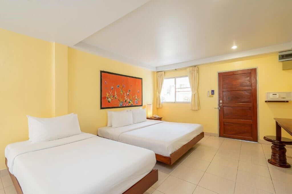 华丽三人房 (Pool Access) | 客房内保险箱、办公桌、隔音、免费 WiFi