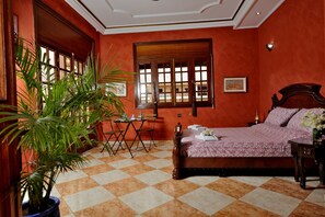 Tabla de planchar con plancha, wifi gratis y ropa de cama 