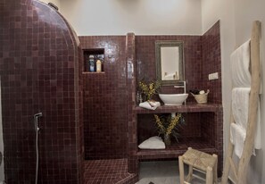 Deluxe Room, Non Smoking, Courtyard View (Chambre Grenat) | Bathroom | Free toiletries, hair dryer, towels, soap - Lhostel (Casablanca)