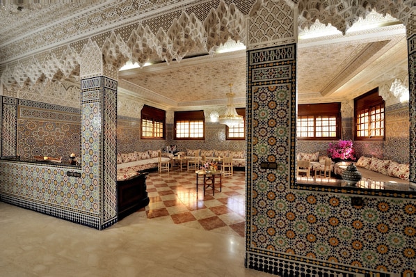 Lobby sitting area - Lhostel (Casablanca)