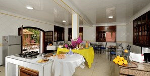 Habitación de diseño, no fumadores, vistas al patio (Chambre TerraCotta) | Desayuno estilo bufé | Desayuno continental gratuito y diario
