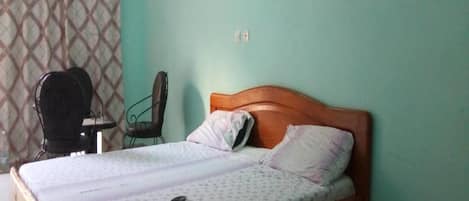 Habitació superior | Cortines opaques i planxa i posts de planxar