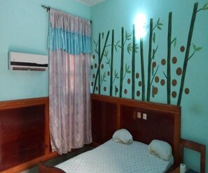 Standard Double Room | Blackout drapes, iron/ironing board, free rollaway beds, bed sheets - Hôtel des Princes (Abidjan)