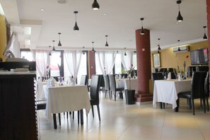 2 nhà hàng, phục vụ bữa sáng, bữa trưa, món địa phương và quốc tế