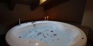 Junior-Suite, Bergblick | Minibar, Zimmersafe, Schreibtisch, Verdunkelungsvorhänge