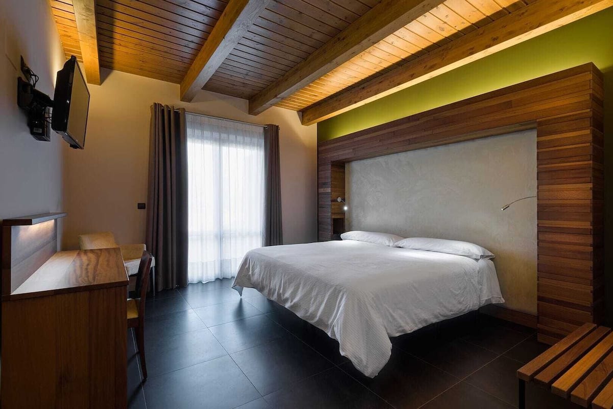 Double or Twin Room | Minibar, in-room safe, desk, blackout drapes