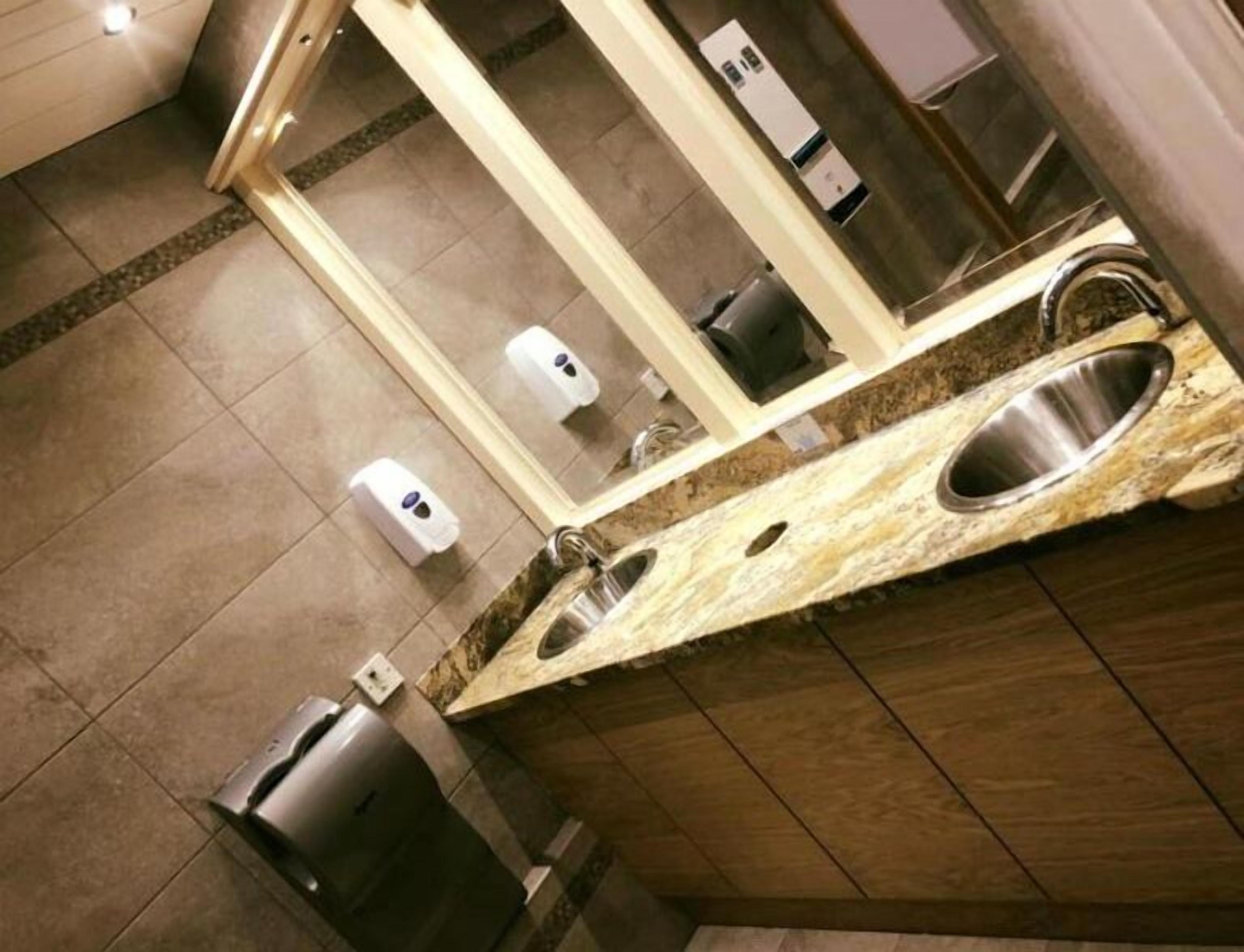 Photo - Lyndene Hotel