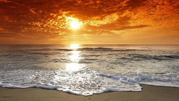 A beach with waves and a sunset. - Lyndene Hotel (Blackpool)