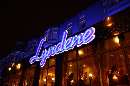 Fachada de la propiedad por la tarde o noche