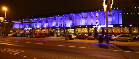 Voorkant accommodatie - avond/nacht