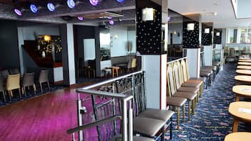 3 bars/lounges