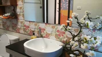 Deluxe kamer | Badkamer | Gratis toiletartikelen, een haardroger, badjassen, pantoffels