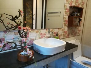 Habitación Deluxe | Baño | Amenidades de baño gratuitas, secadora de cabello, batas, pantuflas 